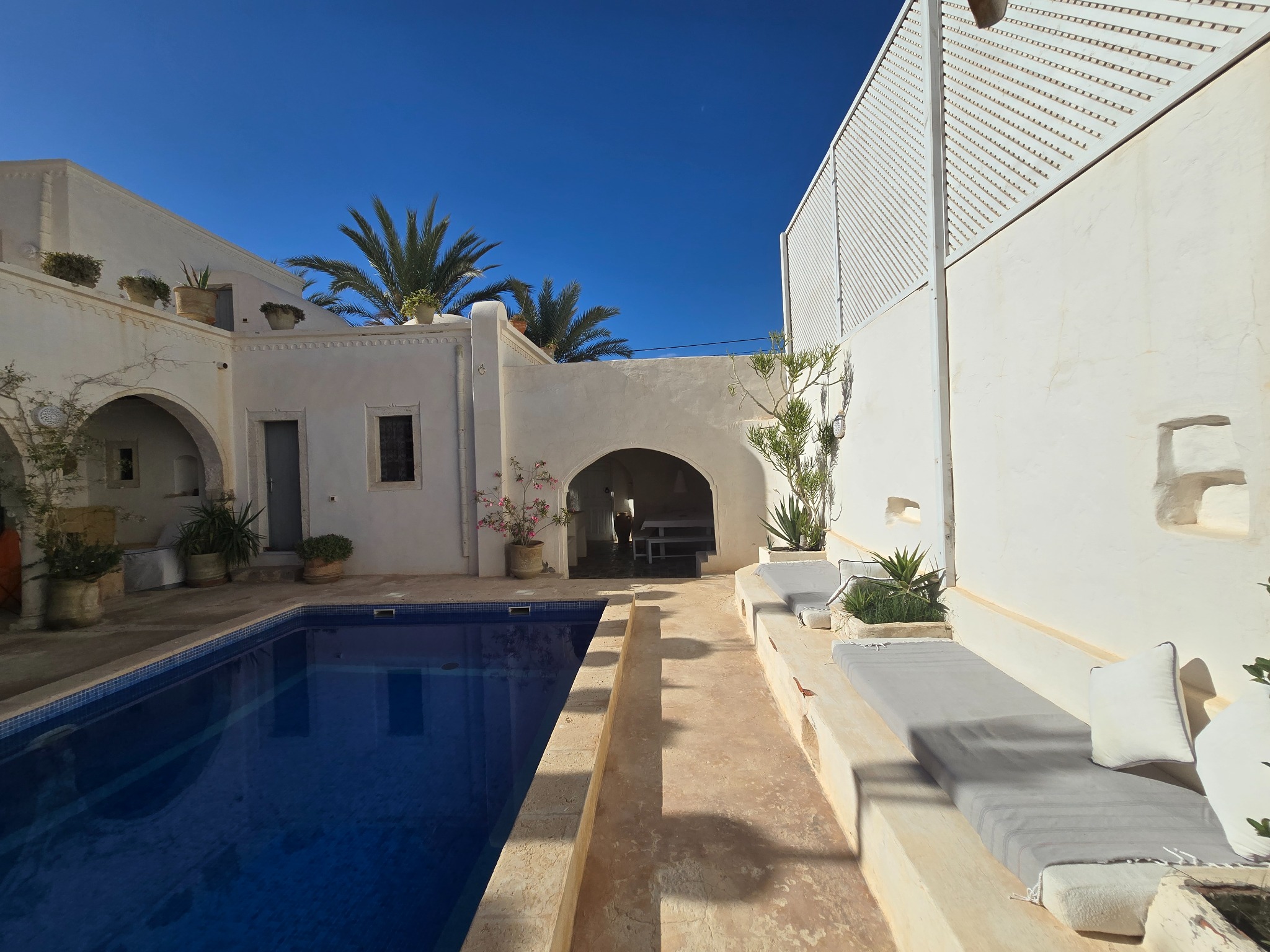 Piscine et banquettes