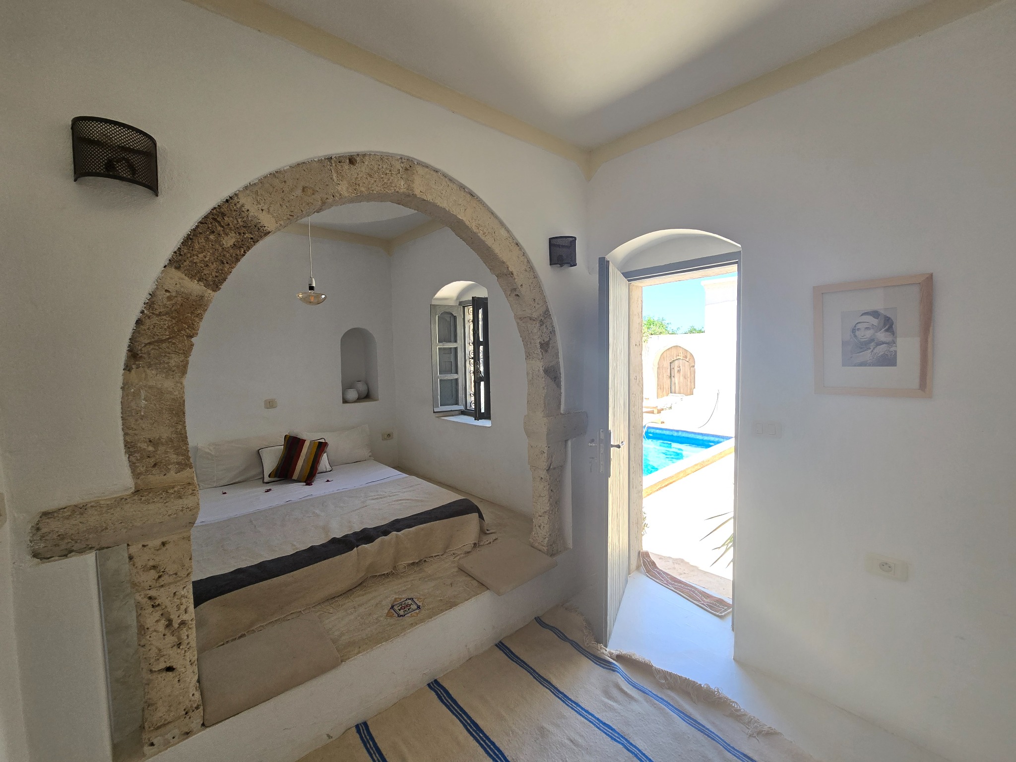 Chambre ouvrant vers la piscine