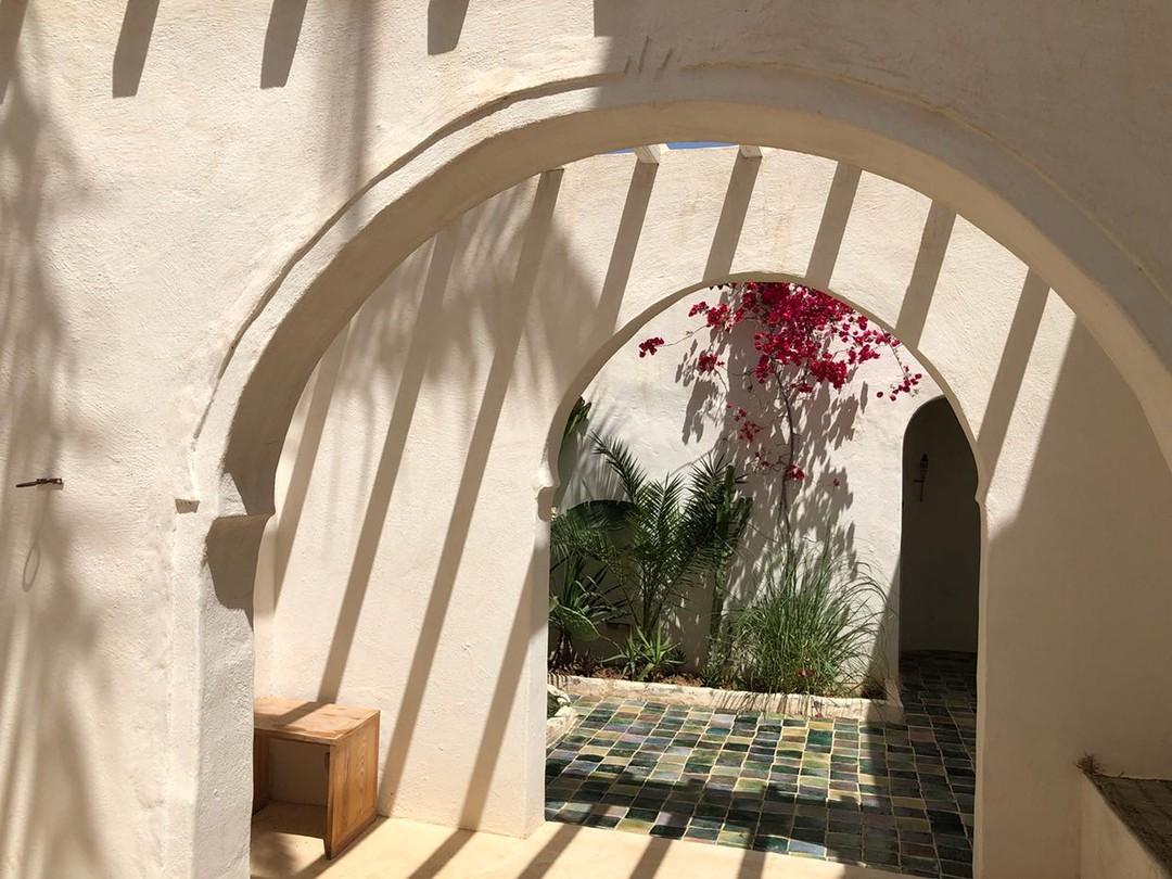 Arche avec ombres et bougainvillier