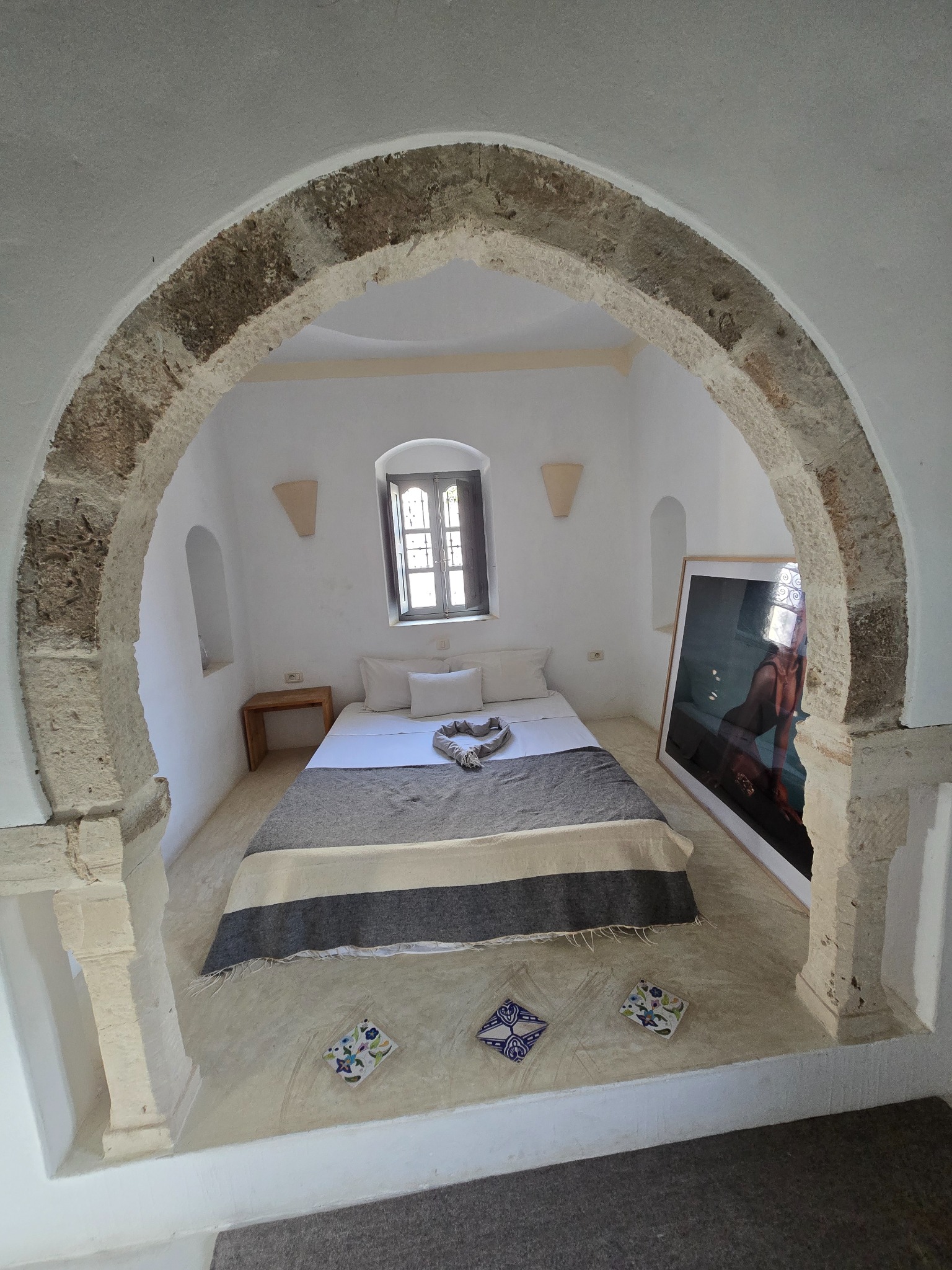 Chambre avec arche en pierre